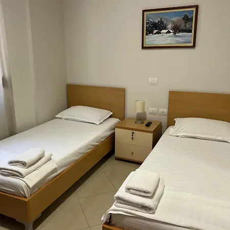 Apartment In Vlore Near Sandy Beach דירה *